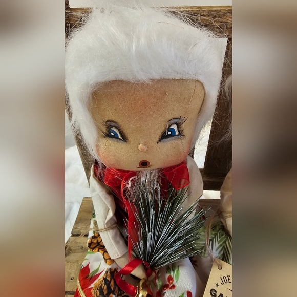 Joe Spencer - Colden Winter & Crystal Winter Doll Set Gathered Traditions - Picture 2 of 5